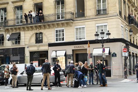 braquage chez chanel paris|Paris : une boutique Chanel braquée à deux pas des Champs .